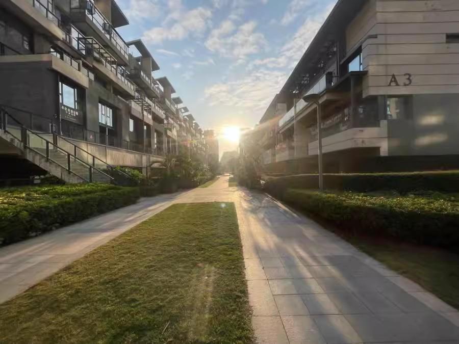 深圳龙华地铁口超值法拍房港铁天颂叠墅1089万起拍顶级配套与性价比兼得